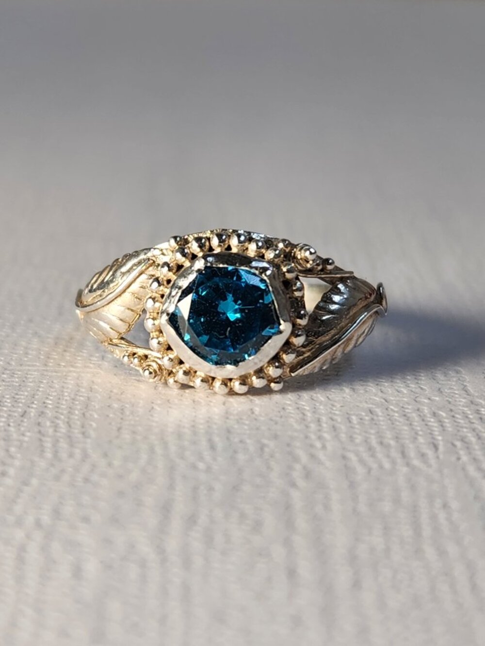 VTG Boutique 925 Natural Neon Blue Apatite Leaf Motif Scalloped Bezel Ring Sz 7 - Picture 2 of 12